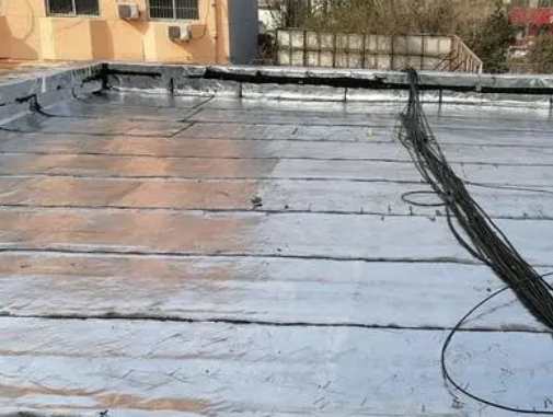 噶尔卫生间漏水维修公司分享下噶尔屋面楼顶防水刚性防水层施工要点。